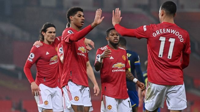 Penyerang Manchester United, Marcus Rashford (kedua dari kiri) merayakan golnya bersama rekan satu tim saat menghadapi Southampton dalam laga pekan ke-22 Liga Inggris di Old Trafford, Manchester, Rabu (3/2/2021) dini hari WIB. [Laurence Griffiths / POOL / AFP]