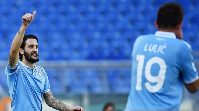 Gelandang Lazio Luis Alberto (kiri) merayakan gol yang dicetaknya ke gawang Sampdoria dalam pertandingan Liga Italia yang dimainkan di Stadion Olimpico, Roma, Sabtu (20/2/2021). (ANTARA/AFP/VINCENZO PINTO) 