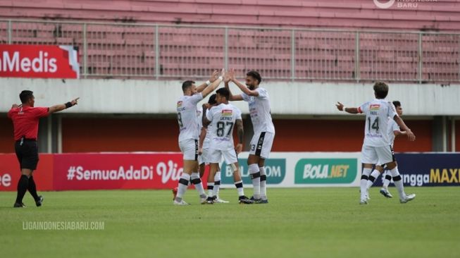 Para pemain Bali United merayakan gol ke gawang Persiraja Banda Aceh dalam laga Piala Menpora 2021 di Stadion Maguwoharjo, Sleman, Yogyakarta, Senin (29/3/2021) sore. [dok. PT LIB]