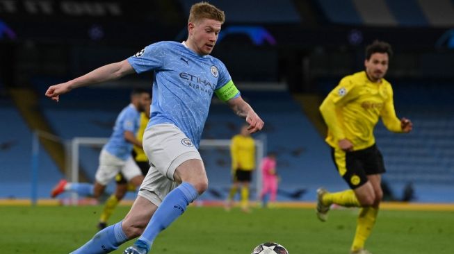 Gelandang serang Manchester City, Kevin De Bruyne beraksi dalam laga Liga Champions 2020/2021 kontra Borussia Dortmund, Rabu (7/4/2021). [Paul ELLIS / AFP]