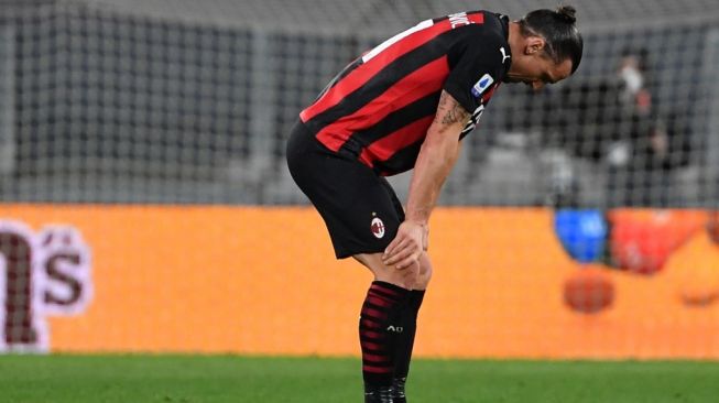 Penyerang AC Milan, Zlatan Ibrahimovic mengalami cedera paha pada laga Liga Italia kontra Juventus di Juventus Stadium, Turin, Senin (10/5/2021) dini hari WIB. [Isabella BONOTTO / AFP]