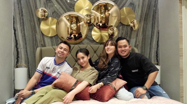 Raffi Ahmad dan Nagita Slavina berkunjung ke pabrik Crazy Rich Malang. (YouTube/Rans Entertaintment)