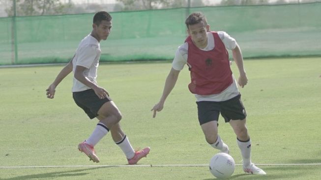 Pemain tim nasional Indonesia Egy Maulana Vikri (kanan) menggiring bola di sisi Firza Andika dalam latihan skuad Garuda di Dubai, Uni Emirat Arab, Rabu (19/5/2021). Timnas Indonesia akan menjalani tiga laga terakhir Grup G Kualifikasi Piala Dunia 2022 di Uni Emirat Arab yaitu melawan Thailand pada 3 Juni 2021, lalu Vietnam pada 7 Juni 2021 dan Uni Emirat Arab pada 11 Juni 2021. (ANTARA/HO/PSSI)