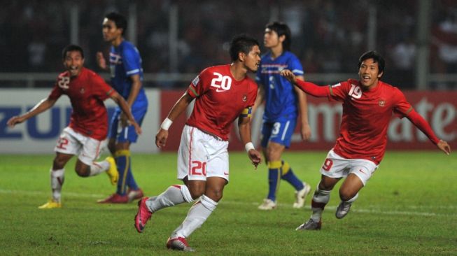 Bambang Pamungkas (tengah) saat main di Piala AFF 2010 lalu. [BAY ISMOYO / AFP]