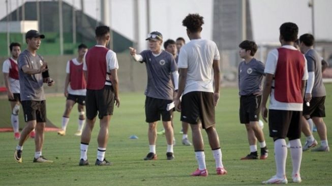 Pelatih Tim Nasional Indonesia Shin Tae-yong (kelima dari kiri) memimpin latihan skuadnya di Dubai, Uni Emirat Arab, Kamis (20/5/2021) / [Antara]