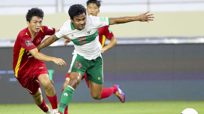 Pesepak bola Timnas Indonesia Asnawi Mangkualam (kanan) mempertahankan bola dari kawalan pesepak bola Timnas Vietnam Nguyen Tuan Anh (kiri) dalam pertandingan Grup G Kualifikasi Piala Dunia 2022 zona Asia di Stadion Al Maktoum, Dubai, Uni Emirat Arab, Senin (7/6/2021) malam. ANTARA FOTO