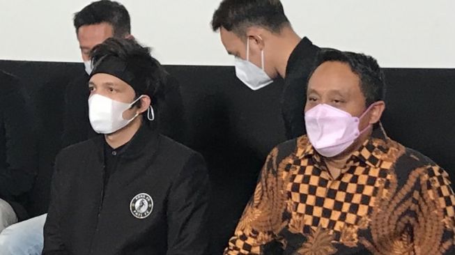 Chairman AHHA PS Pati FC, Atta Halilintar (kiri) bersama Komisaris AHHA PS Pati, Saiful Arifin (kanan) dalam konferensi pers pengumuman akuisisi klub PSG Pati menjadi AHHA PS Pati FC, di Jakarta, Senin (21/6/2021). [ANTARA/Arindra Meodia]