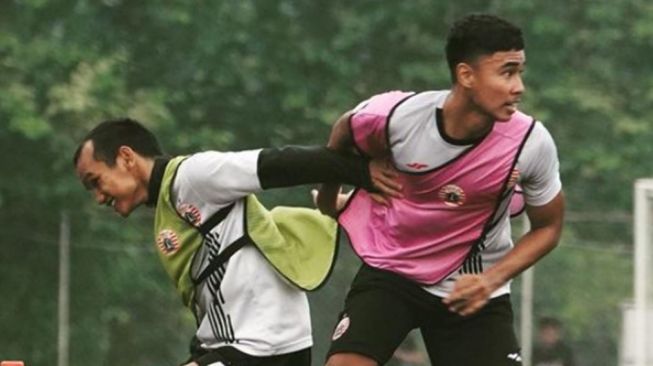 Wonderkid Persija Jakarta, Muhammad Ferarri bersama Riko Simanjuntak saat sedang berlatih (dok. Persija)