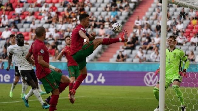 Pemain Portugal Cristiano Ronaldo menjebol gawang Jerman dalam pertandingan Euro 2020 Grup F di Fussball Arena, Munich, 19 Juni 2021. [AFP]