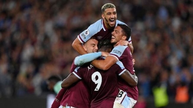 Para pemain West Ham United merayakan gol Michail Antonio (tengah) saat menghadapi Leicester City dalam pertandingan Liga Premier Inggris di Stadion London, di London timur pada 23 Agustus 2021. Glyn KIRK / AFP