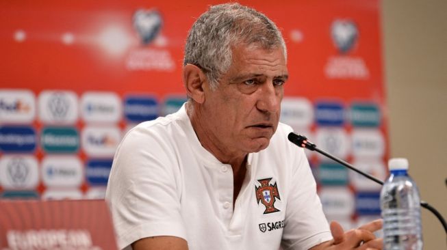 Pelatih Timnas Portugal, Fernando Santos. [Tofik BABAYEV / AFP]