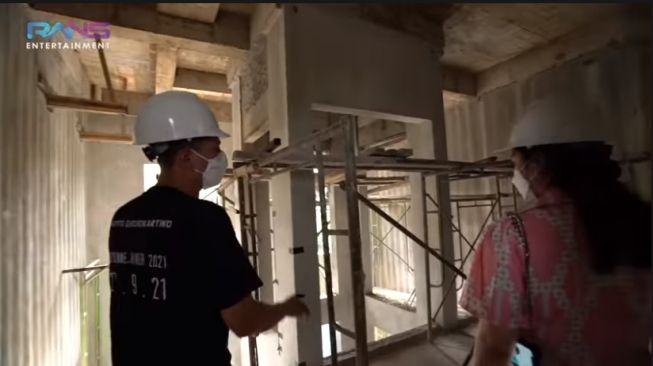 Momen Raffi Ahmad dan Nagita Slavina cek rumah baru. [YouTube/Rans Entertainment]