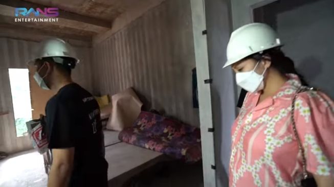 Momen Raffi Ahmad dan Nagita Slavina cek rumah baru. [YouTube/Rans Entertainment]