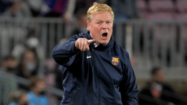 Gestur pelatih Barcelona, Ronald Koeman pada laga Liga Spanyol kontra Granada di Camp Nou, Selasa (21/8/2021) dini hari WIB. [LLUIS GENE / AFP]