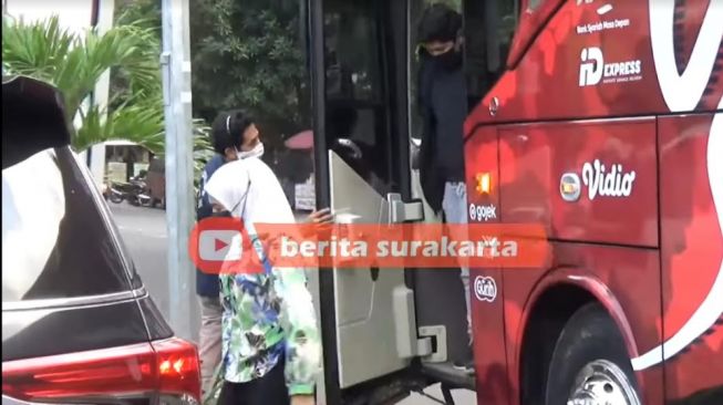 Momen Kaesang Ditemani Nadya Arifta naik bus Persis Solo. [Youtube/Berita Surakarta]