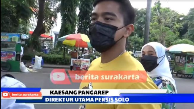 Momen Kaesang Ditemani Nadya Arifta naik bus Persis Solo. [Youtube/Berita Surakarta]