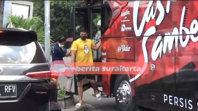 Momen Kaesang Ditemani Nadya Arifta naik bus Persis Solo. [Youtube/Berita Surakarta]