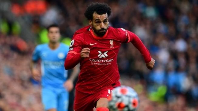 Pemain Liverpool Mohamed Salah berlari mengejar bola saat menghadapi Manchester City pada pertandingan sepak bola Liga Premier Inggris di Anfield di Liverpool, Inggris barat laut, pada 3 Oktober 2021. Paul ELLIS / AFP