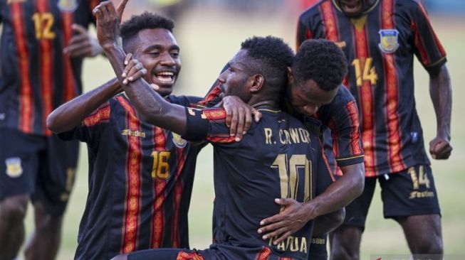 Pesepak bola Papua Ricky Ricardo Cawor (10) melakukan selebrasi bersama rekan setimnya usai membobol gawang tim Aceh pada babak final Sepak Bola Putra PON Papua di Stadion Mandala, Kota Jayapura, Papua, Kamis (14/10/2021). Tim sepak bola putra Papua raih medali emas setelah kalahkan Aceh 2-0 . ANTARA FOTO/Zabur Karuru/hp.