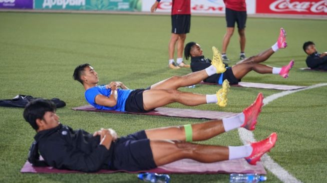 Timnas Indonesia U-23 sedang menjalani latihan perdana di Stadion Republican Central Dushanbe, Tajikistan, Kamis (14/10/2021) malam waktu setempat. (Dok. PSSI)