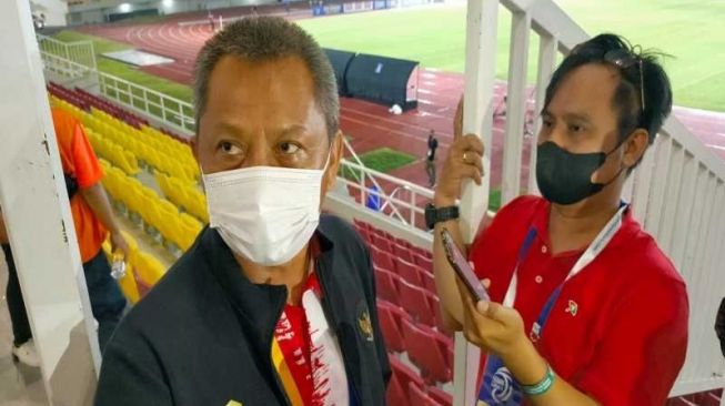 Direktur Operasional PT Liga Indonesia Baru (LIB) Sudjarno, saat memberikan keterangan gelaran BRI Liga 1 seri dua di Stadion Manahan Solo, Jateng Minggu (17/10/2021) malam. (ANTARA/Bambang Dwi Marwoto) 