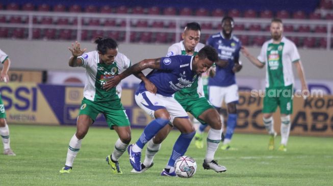 Pemain Persib Wander Luiz berebut bola dengan pemain PSS Sleman dalam pertandingan pekan kedelapan BRI Liga yang digelar di Stadion Manahan, Solo, Jumat (22/10/2021). [Suara.com/Ronald Seger Prabowo]