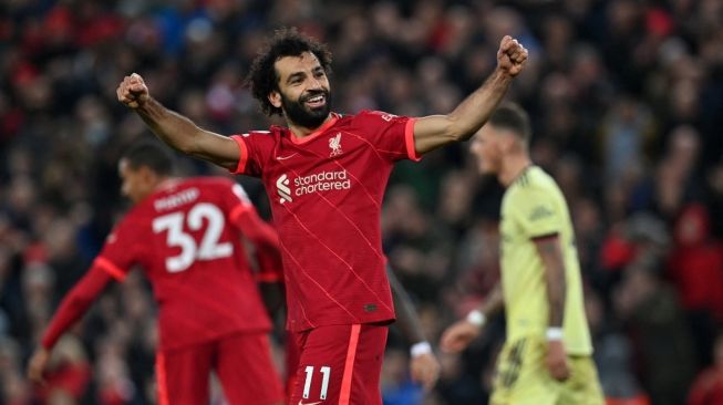 Ekspresi penyerang Liverpool Mohamed Salah usai mencetak gol ke gawang Arsenal di laga lanjutan Liga Inggris di Stadion Anfield, Minggu (21/11/2021) dini hari WIB, Liverpool menang 4-0. (Foto: AFP)