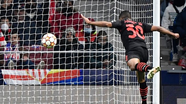 Penyerang AC Milan asal Brasil, Junior Messias mencetak gol selama matchday kelima Grup B Liga Champions antara Atletico vs Milan di stadion Wanda Metropolitano, Madrid pada Kamis (25/11/2021) dini hari WIB.PIERRE-PHILIPPE MARCOU / AFP.