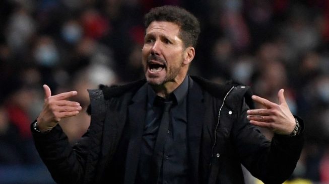 Gestur pelatih Atletico Madrid, Diego Simeone pada laga Liga Champions kontra AC Milan di Estadio Wanda Metropolitano, Madrid, Kamis (25/11/2021) dini hari WIB. [PIERRE-PHILIPPE MARCOU / AFP]