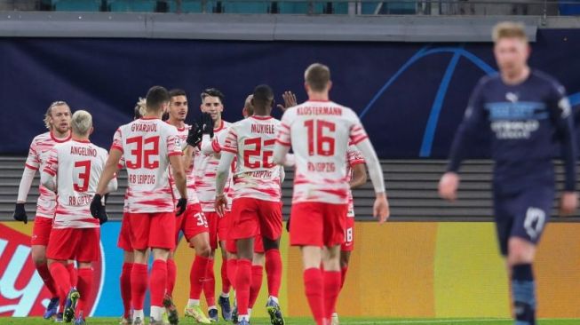 Skuad RB Leipzig merayakan gol pembuka yang dicetak Dominik Szoboszlai (tengah) dalam pertandingan Grup A Liga Champions lawan Manchester City pada 8 Desember 2021. ANTARA/AFP/RONNY HARTMANN.