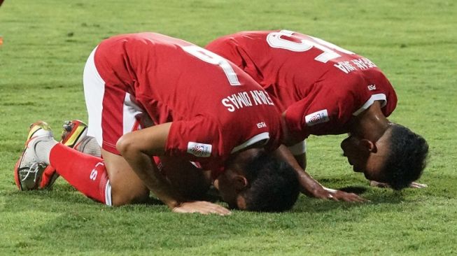 Dua pemain Timnas Indonesia, Evan Dimas (kiri) dan Irfan Jaya melakukan selebrasi dengan bersujud syukur pada laga Piala AFF 2020 kontra Kamboja di Bishan Stadium, Singapura, Kamis (9/12/2021) malam WIB. [ANTARA FOTO/Humas PSSI]