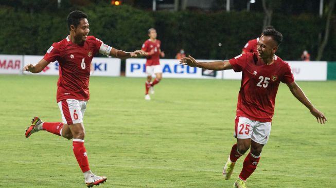 Pesepak bola Timnas Indonesia Evan Dimas (kiri) dan Irfan Jaya (kanan) berselebrasi usai menjebol gawang Kamboja dalam pertandingan grup B Piala AFF 2020 di Stadion Bishan, Singapura, Kamis (9/12/21). Timnas Indonesia menang dengan skor 4-2. ANTARA FOTO/Humas PSSI/app/rwa.