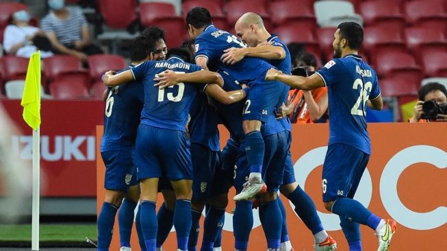 Para pemain Timnas Thailand merayakan gol ke gawang Timnas Vietnam pada laga leg pertama semifinal Piala AFF 2020 di National Stadium Singapura, Kamis (23/12/2021) malam WIB. [Roslan RAHMAN / AFP]