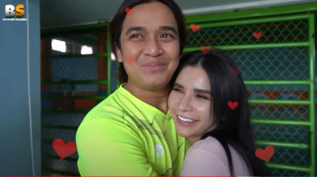 Kedekatan Billy Syahputra dan Maria Vania. (YouTube/Billy Syahputra)