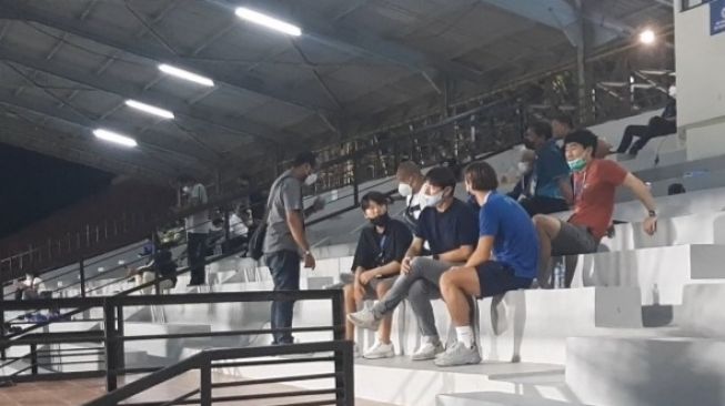 Momentum akrabnya Pelatih Timnas Indonesia Shin Tae-yong dan Pemain Persib Bandung Marc Klok di Stadion Ngurah Rai, Bali, Kamis (13/1/2022). (Suara.com/Adie Prasetyo Nugraha).