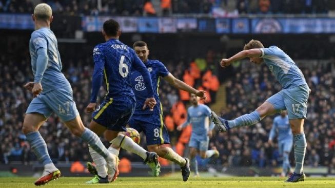 Gelandang Manchester City dari Belgia, Kevin De Bruyne (kanan) mencetak gol pada pertandingan sepak bola Liga Premier Inggris menghadapi Chelsea di Stadion Etihad di Manchester, pada 15 Januari 2022.Oli Scarf / AFP