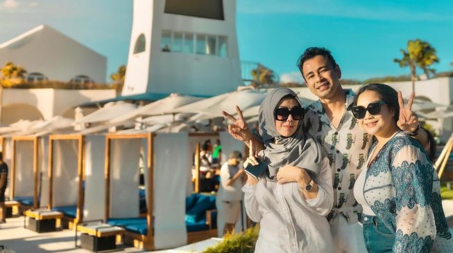 Potret keluarga Raffi Ahmad liburan di Bali (Instagram/@raffinagita1717)