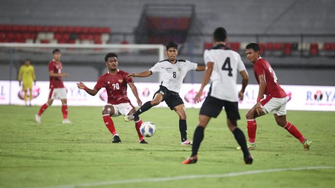 Pertandingan Timnas Indonesia vs Timor Leste pada laga FIFA Matchday yang berlangsung di Stadion Kapten I Wayan Dipta, Gianyar, Bali, Kamis (27/1/2022). (dok PSSI) 