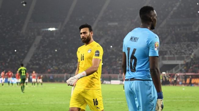 Kiper Mesir Mohamed Abougabal dan kiper Senegal, Eduardo Mendy di laga final Piala Afrika 2021. (Foto: AFP)