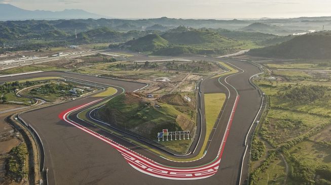 Foto udara tikungan ke 10 Pertamina Mandalika International Street Circuit jelang tes pramusim MotoGP di KEK Mandalika, Kuta, Kecamatan Pujut, Praya, Lombok Tengah, NTB, Rabu (9/2/2022).. ANTARA FOTO/Ahmad Subaidi/tom.