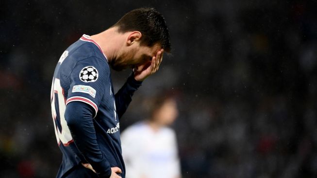 Ekspresi kekecewaan penyerang PSG, Lionel Messi pada laga babak 16 besar Liga Champions kontra Real Madrid di Parc des Princes, Paris, Rabu (16/2/2022) dini hari WIB. [FRANCK FIFE / AFP]