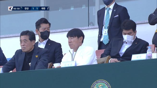 Shin Tae-yong hadir dalam pertandingan Ansan Greeners vs Daejon Hana Citizen. (Twitter/@medioclubID)