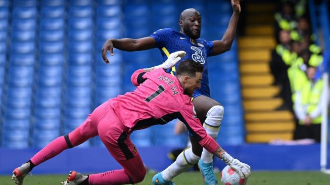 Striker Chelsea asal Belgia, Romelu Lukaku gagal mencetak gol setelah coba melewati kiper Wolverhampton Wanderers asal Portugal, Jose Sa selama pertandingan pekan ke-36 Liga Inggris antara Chelsea vs Wolves di Stamford Bridge, London pada 7 Mei 2022.JUSTIN TALLIS / AFP.