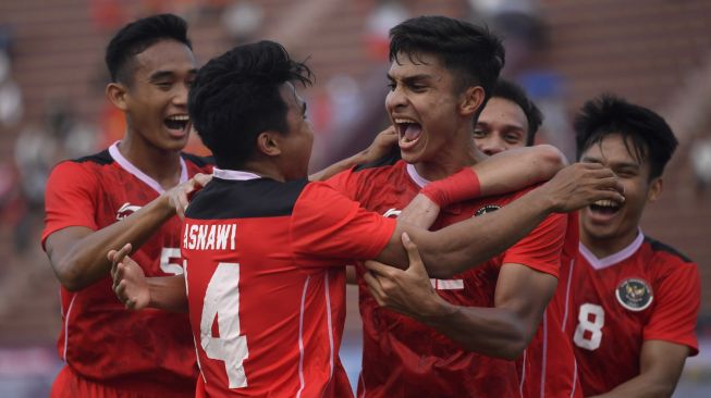 Pesepak bola Timnas Indonesia Muhammad Ridwan (tengah) bersama rekan-rekannya berselebrasi usai mencetak gol ke gawang Filipina dalam laga lanjutan Grup A Sepak Bola SEA Games 2021 Vietnam di Stadion Viet Tri, Phu Tho, Vietnam, Jumat (13/5/2022). ANTARA FOTO/Zabur Karuru