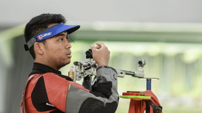 Arsip - Petembak Indonesia Fathur Gustafian mengikuti final 50 meter Rifle 3 Positions Men dalam ajang ISSF Grand Prix Rifle/Pistol di Lapangan Tembak Senayan, Jakarta, Senin (14/2/2022). Gustafian Fathur berhak meraih medali emas, petembak Thailand Napis Tortungpanich meraih medali perak dan petembak Singapura Veloso Marat Lleyton meraih medali perunggu. ANTARA FOTO/M Risyal Hidayat/pras.