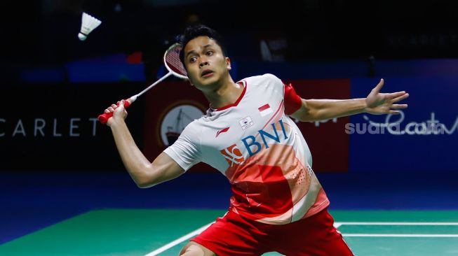 Pebulu tangkis tungga putra Indonesia Anthony Sinisuka Ginting saat bertanding melawan tunggal putra Denmark Viktor Axelsen dalam babak 8 besar East Ventures Indonesia Open 2022 di Istora Senayan, Jakarta Pusat, Jumat (17/6/2022). [Suara.com/Alfian Winanto]