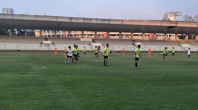 Latihan Timnas Indonesia U-19 di Stadion Madya, Jakarta, Selasa (21/6/2022). (Suara.com/Adie Prasetyo Nugraha)