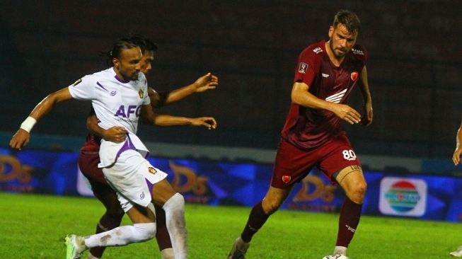 Pemain PSM Makassar, Wiljan Pluim (kanan). [ANTARA FOTO/Ari Bowo Sucipto]