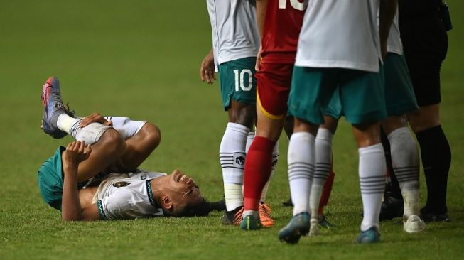 Pesepakbola Timnas Indonesia U-19, Marselino Ferdinan (kiri) kesakitan saat bermain di Piala AFF U-19 2022. [ANTARA FOTO/Aditya Pradana Putra]