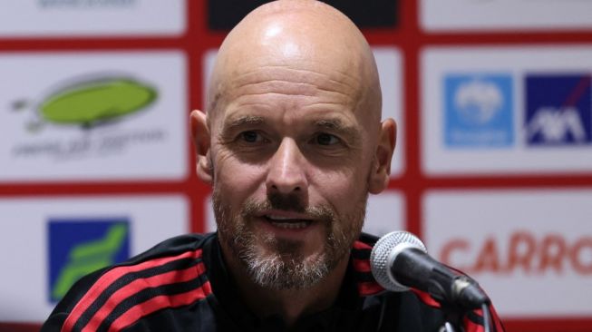 Manajer Manchester United, Erik ten Hag menghadiri konferensi pers jelang laga pramusim lawan Liverpool di  Bangkok, Thailand. [Jack TAYLOR / AFP]